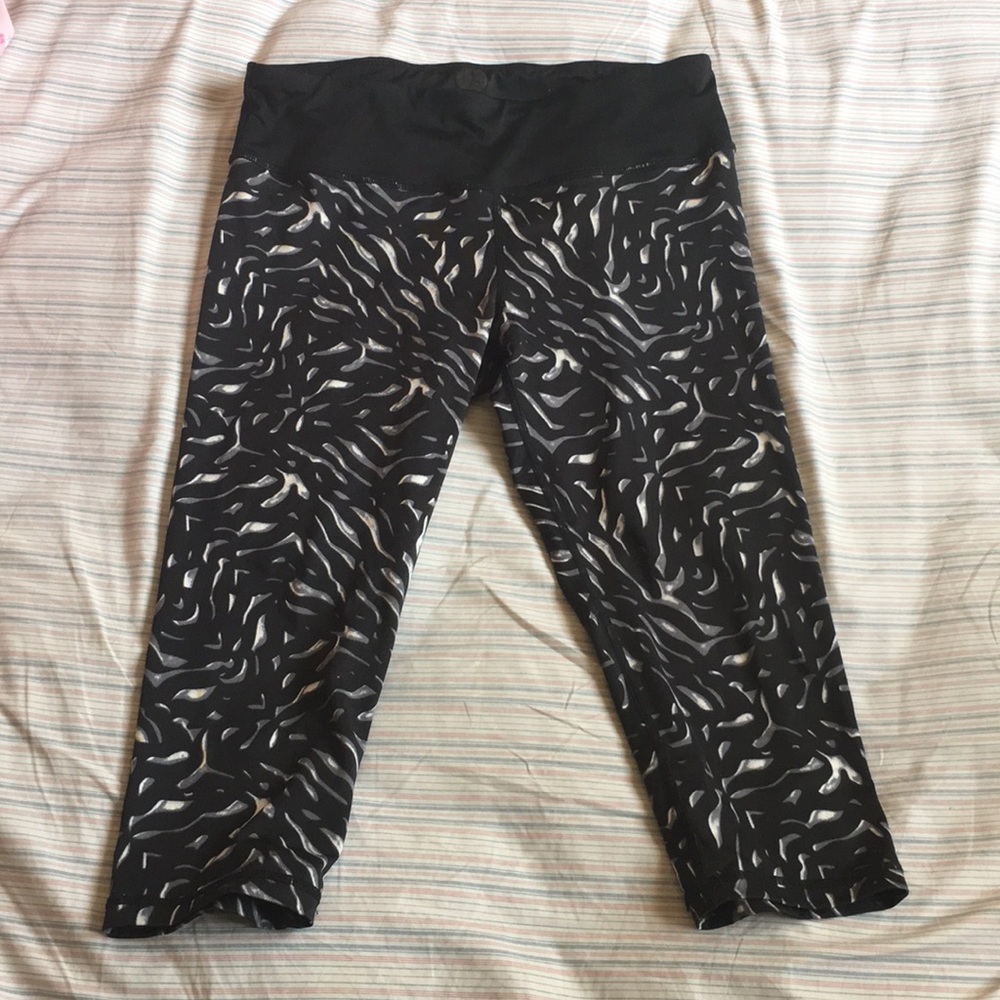 Black leggings with print